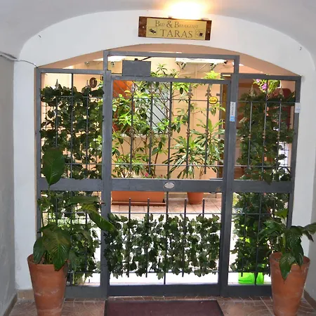 Πανσιόν Taras *